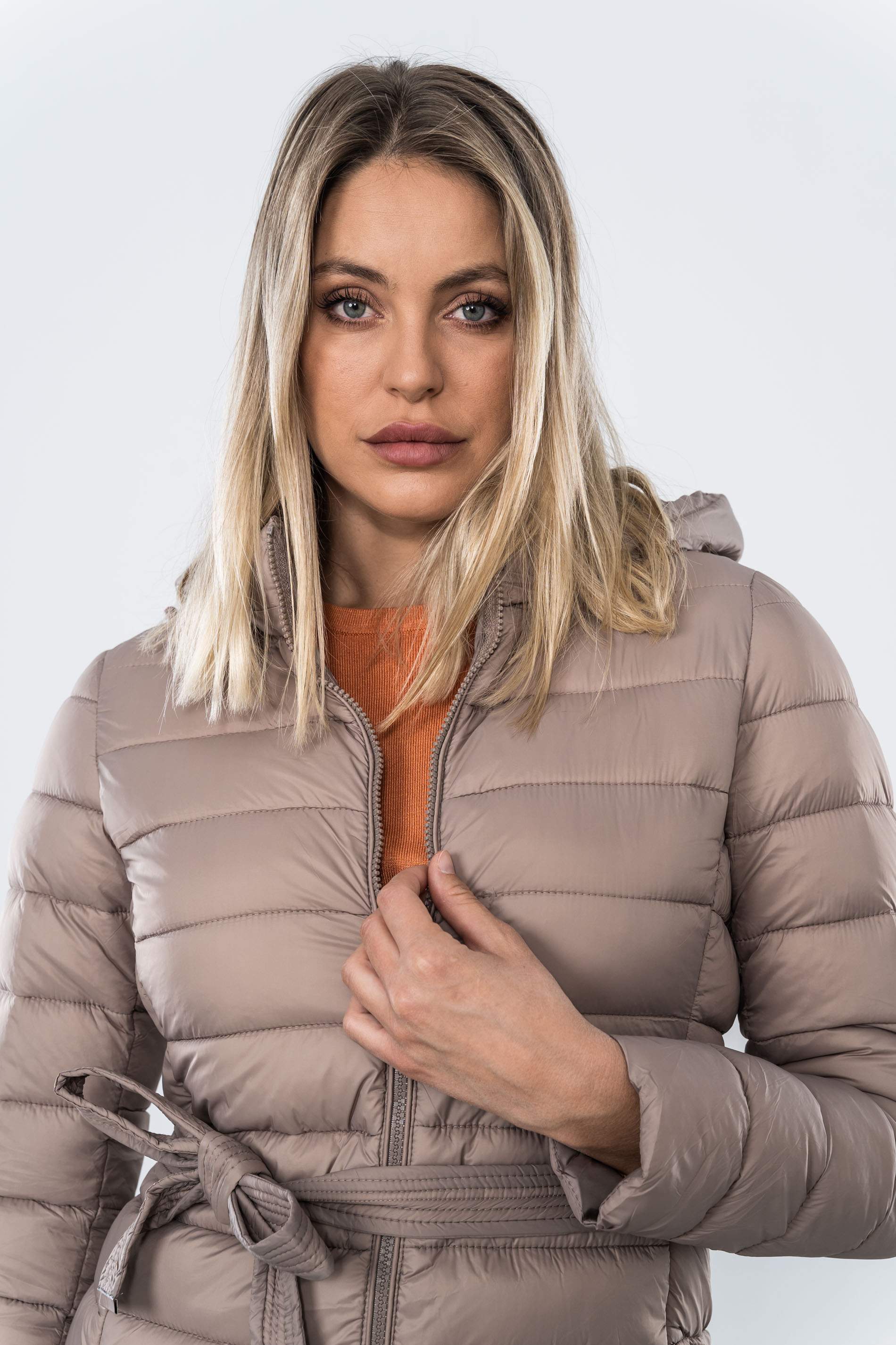 PARKA LARGA CINTURON TAUPE