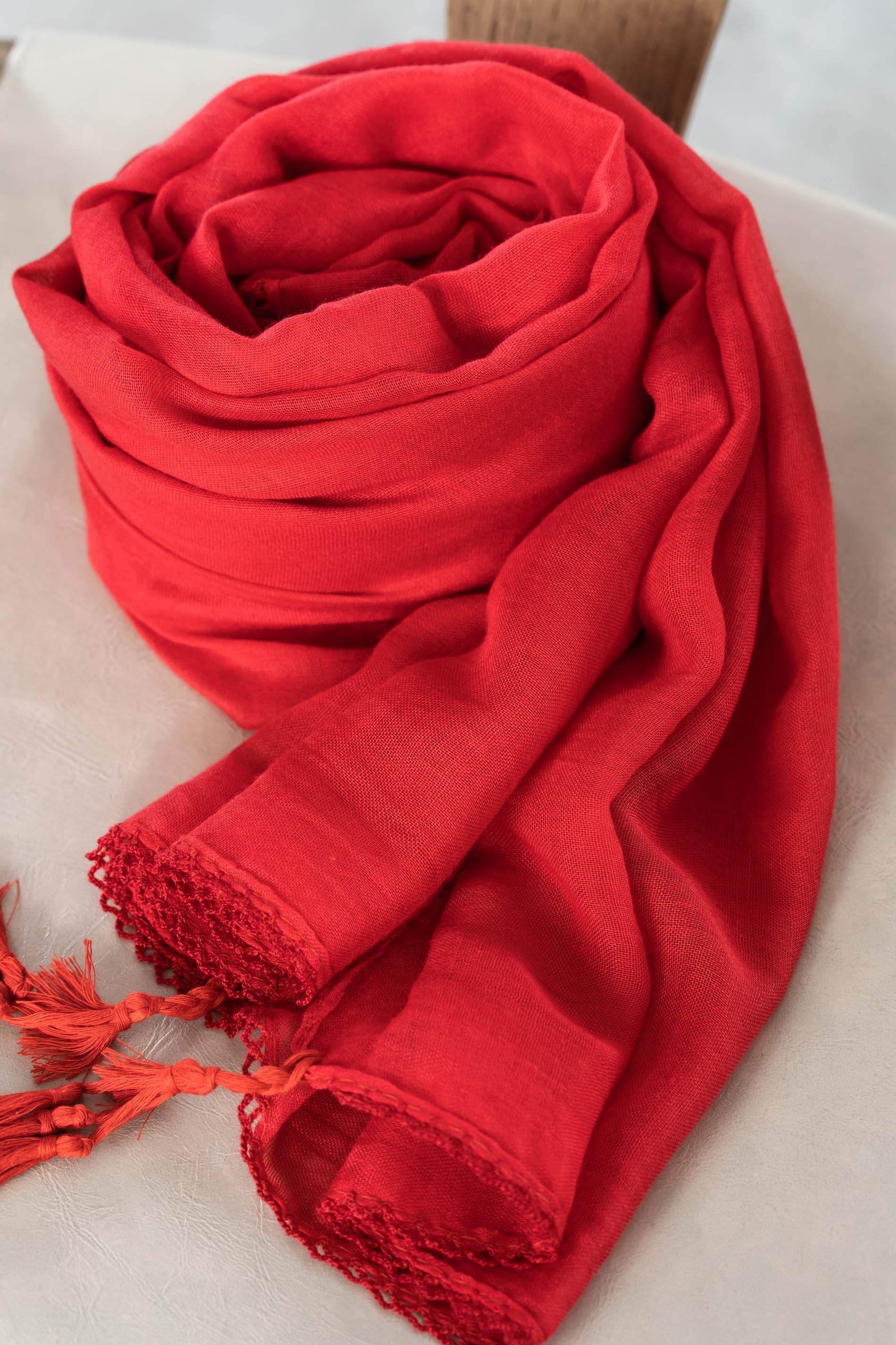 FOULARD LISO POMPONES ROJO