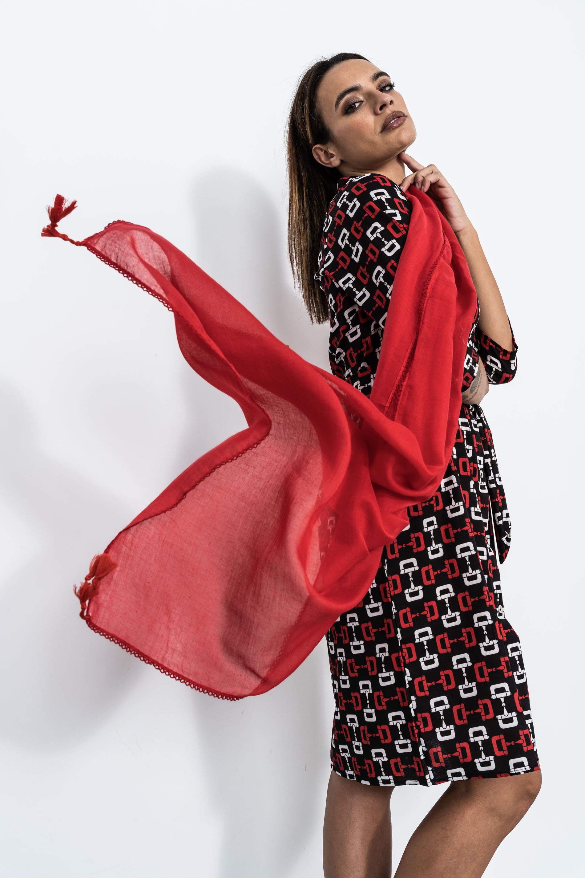 FOULARD LISO POMPONES ROJO