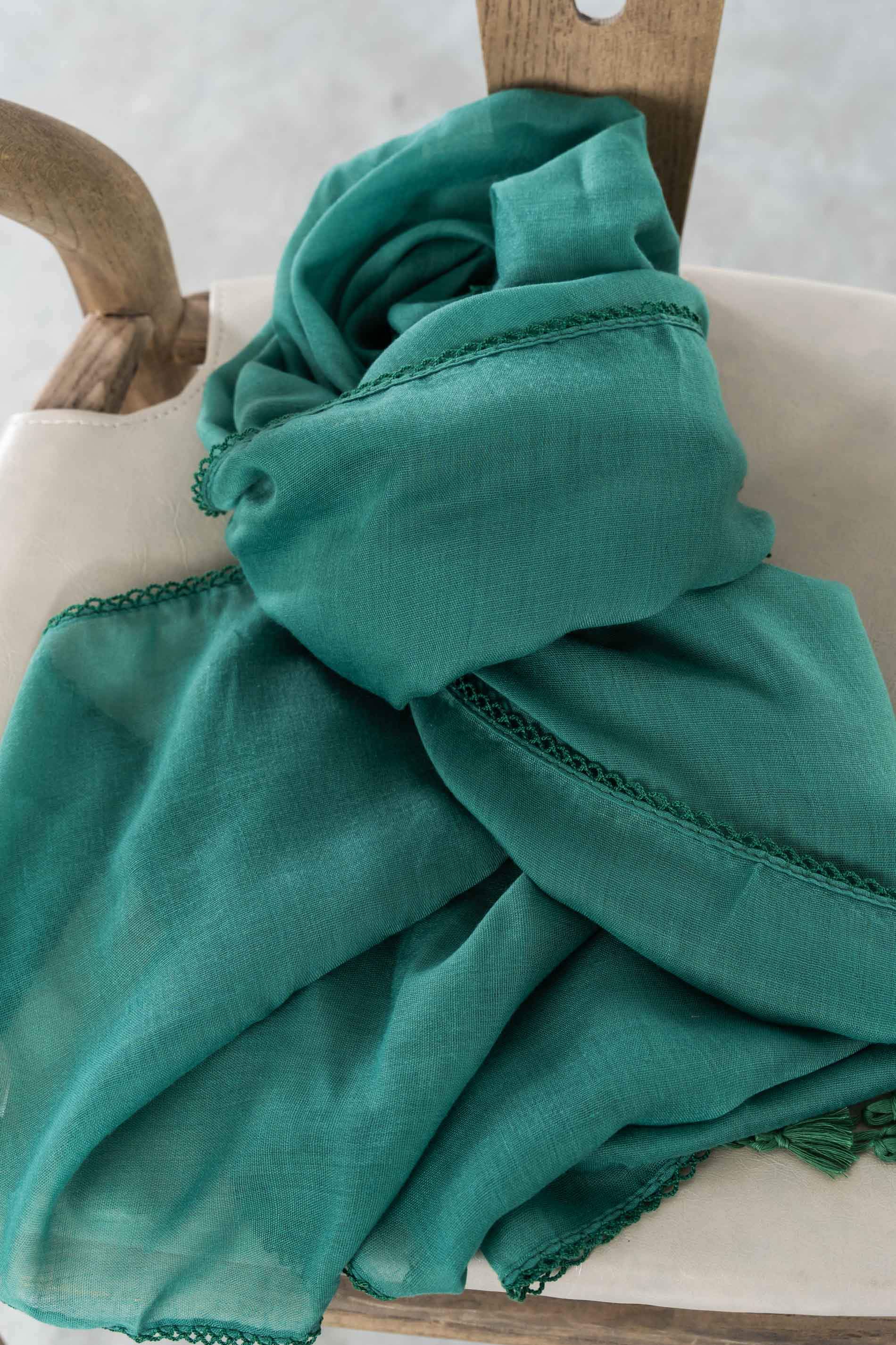 FOULARD LISO POMPONES VERDE