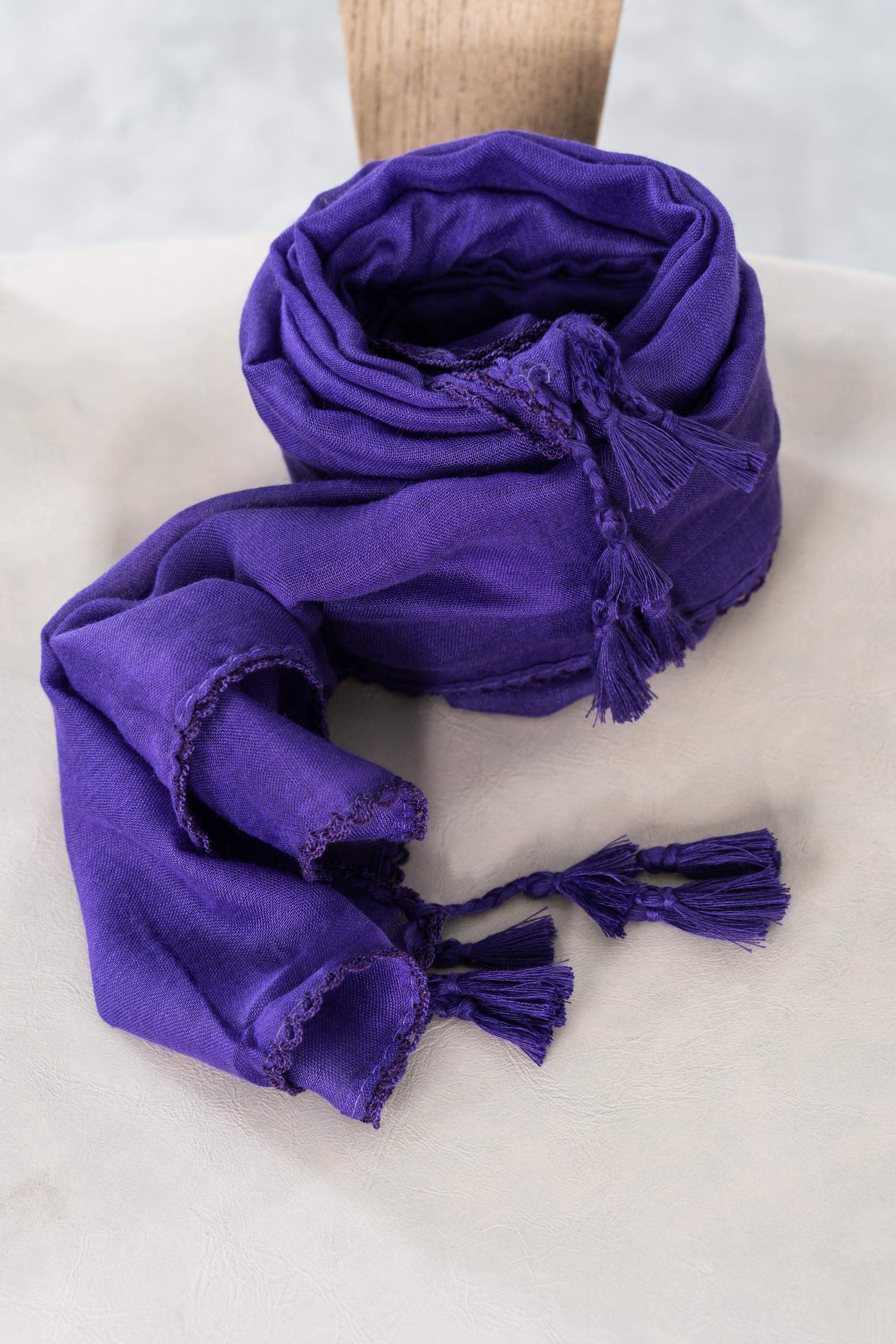 FOULARD LISO POMPONES MORADO
