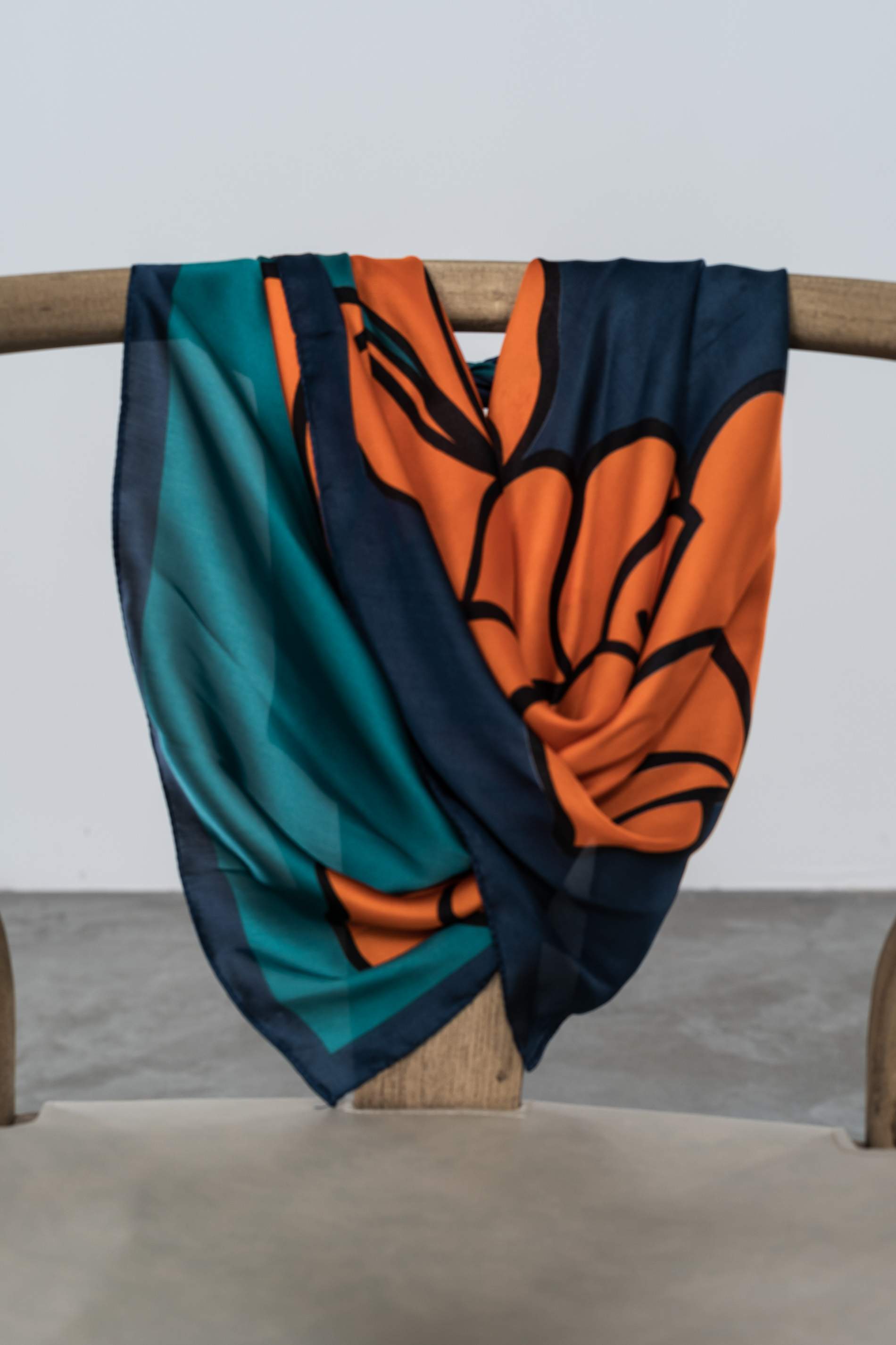 PAÑUELO EFECTO SEDA FLOR