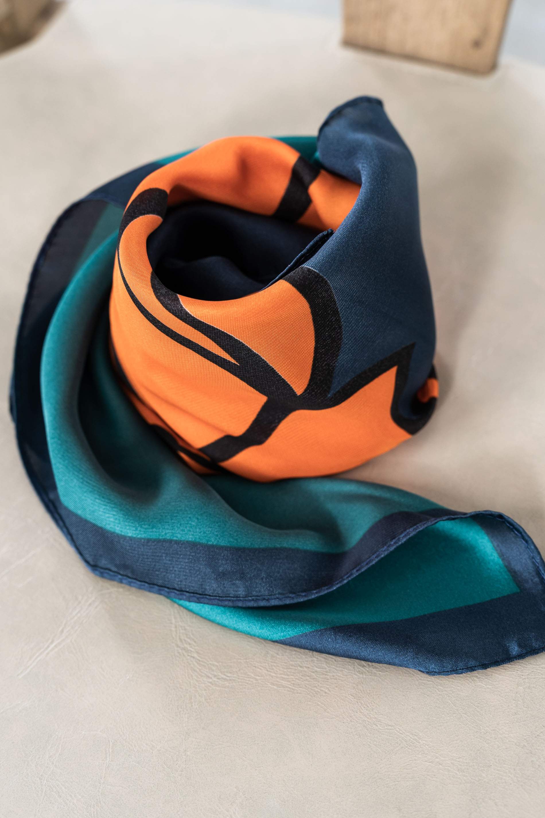 PAÑUELO EFECTO SEDA FLOR