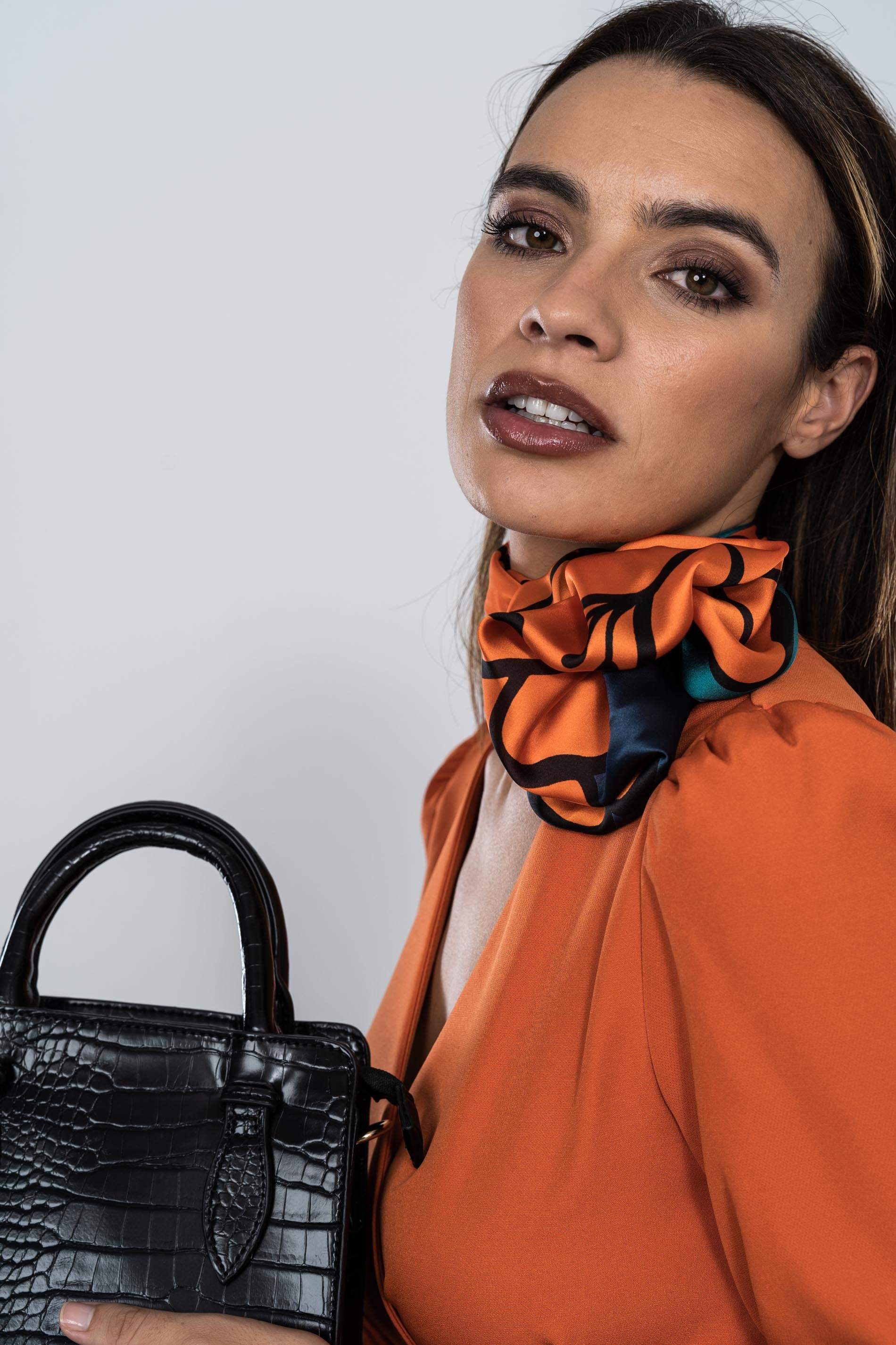 PAÑUELO EFECTO SEDA FLOR