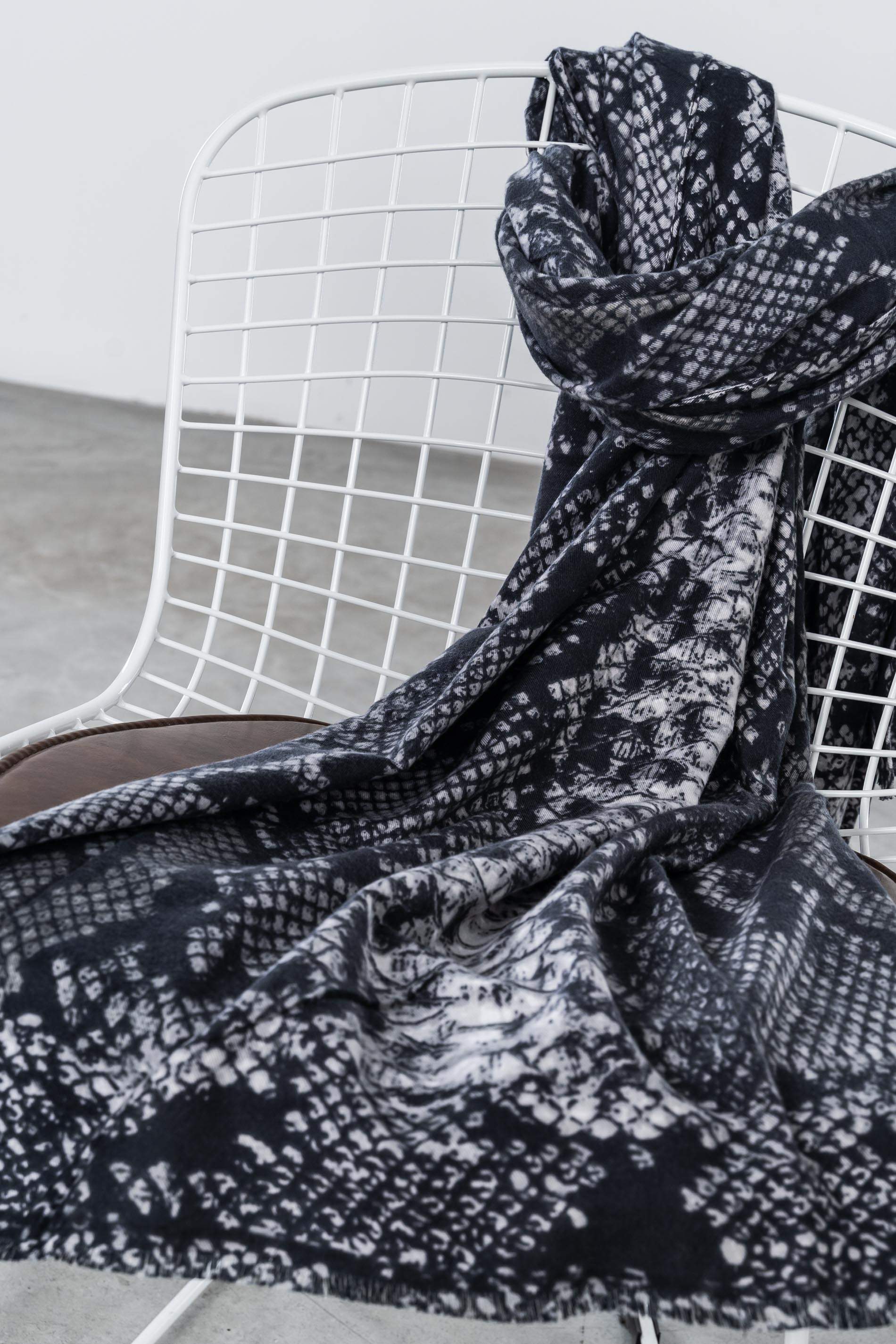 FOULARD ESTAMPADO ANIMAL GRIS