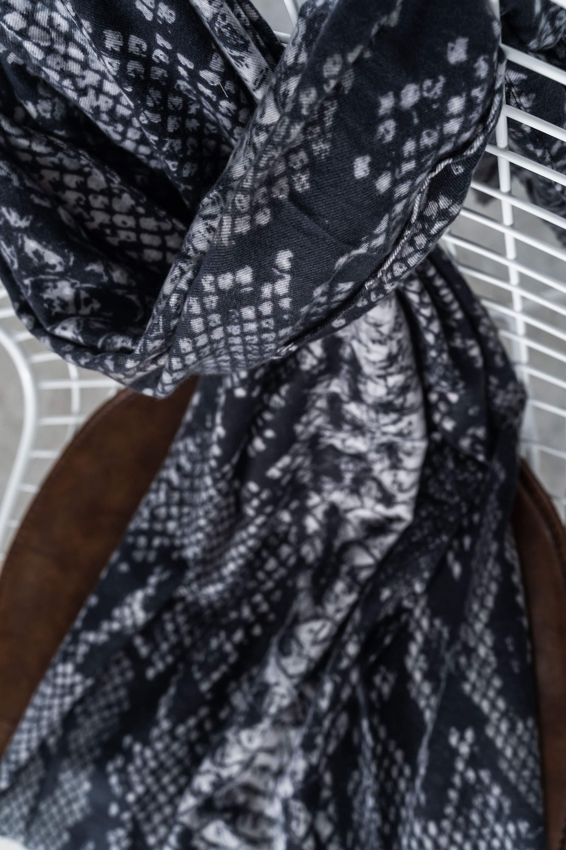 FOULARD ESTAMPADO ANIMAL GRIS