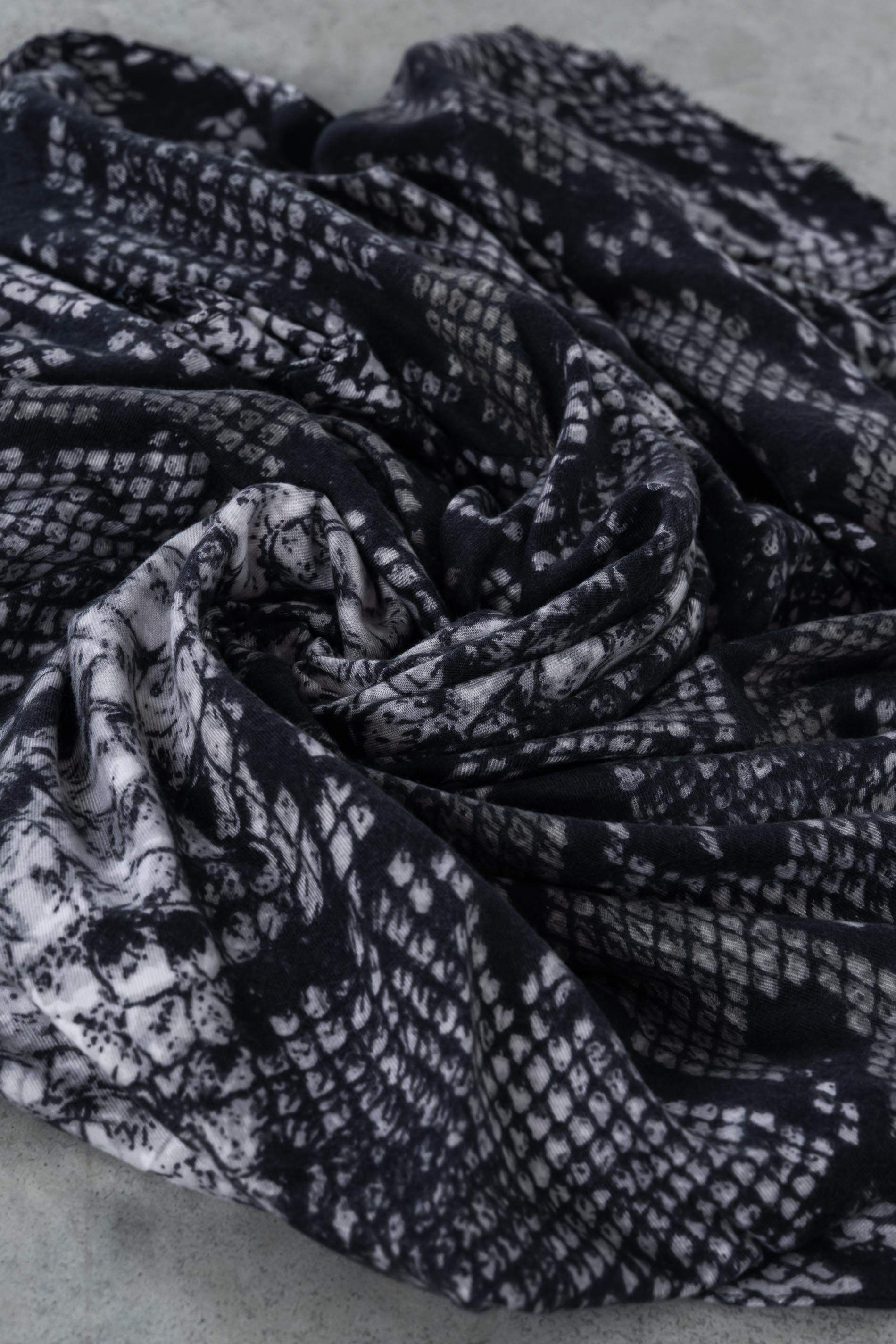 FOULARD ESTAMPADO ANIMAL GRIS