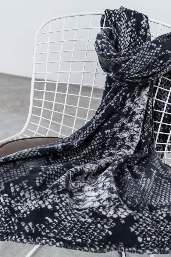 FOULARD ESTAMPADO ANIMAL GRIS