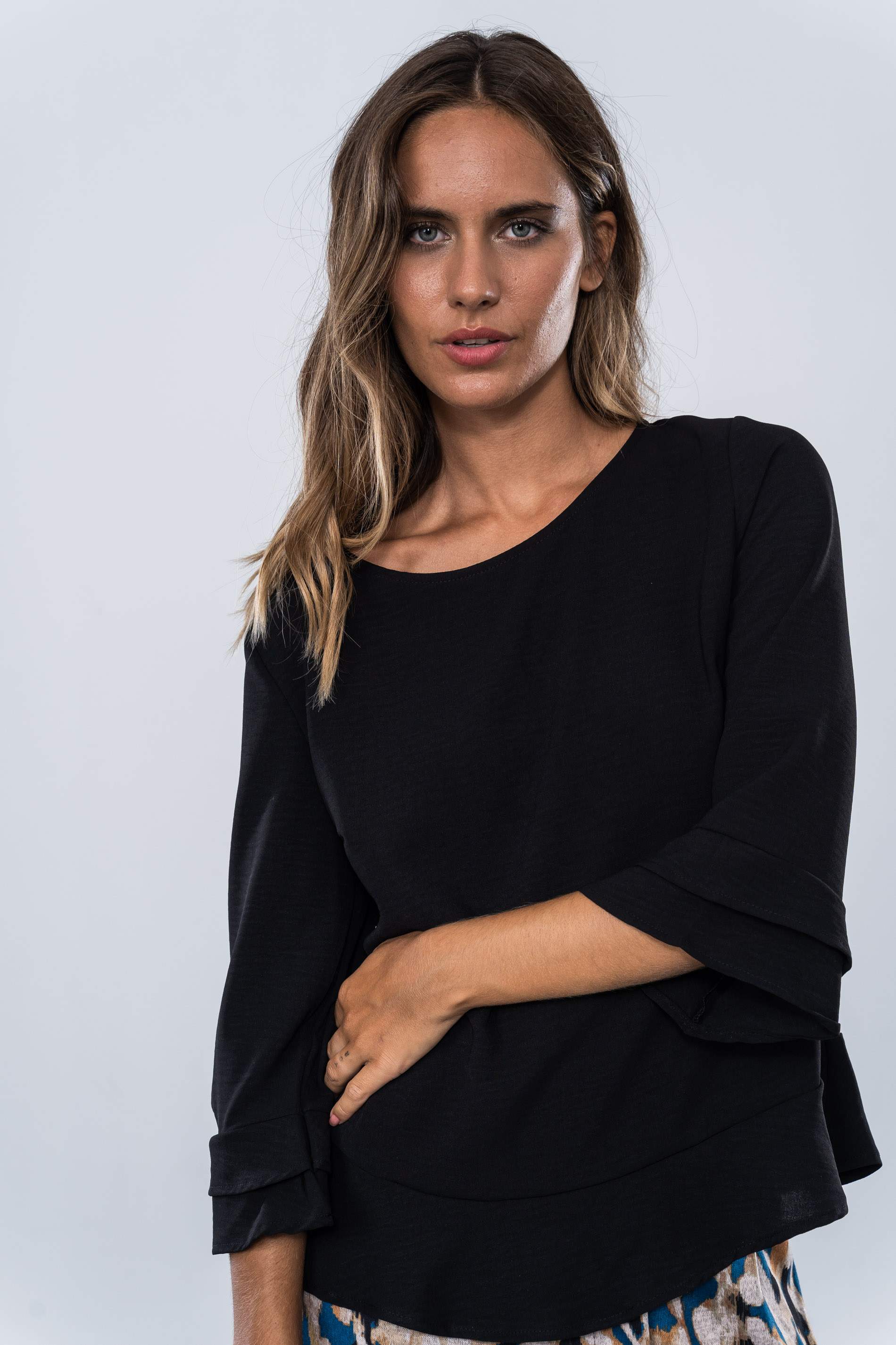 BLUSA VOLANTE BAJO MANGA FRANCESA NEGRO