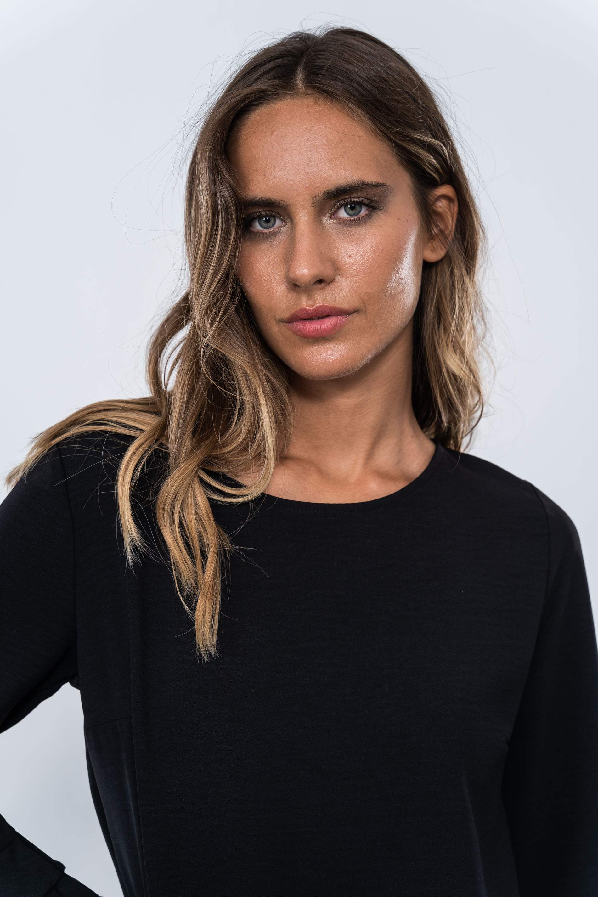 BLUSA VOLANTE BAJO MANGA FRANCESA NEGRO