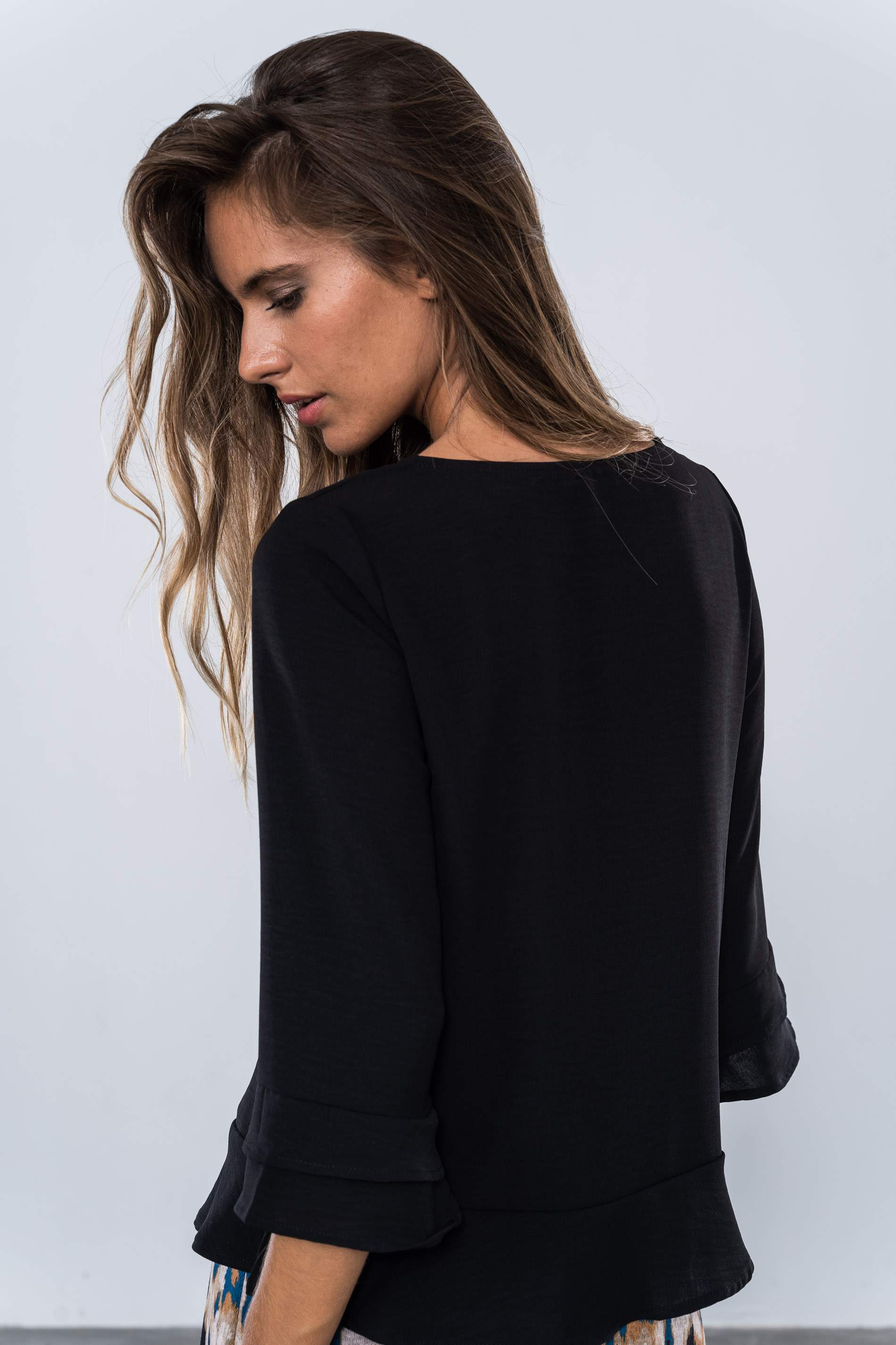 BLUSA VOLANTE BAJO MANGA FRANCESA NEGRO