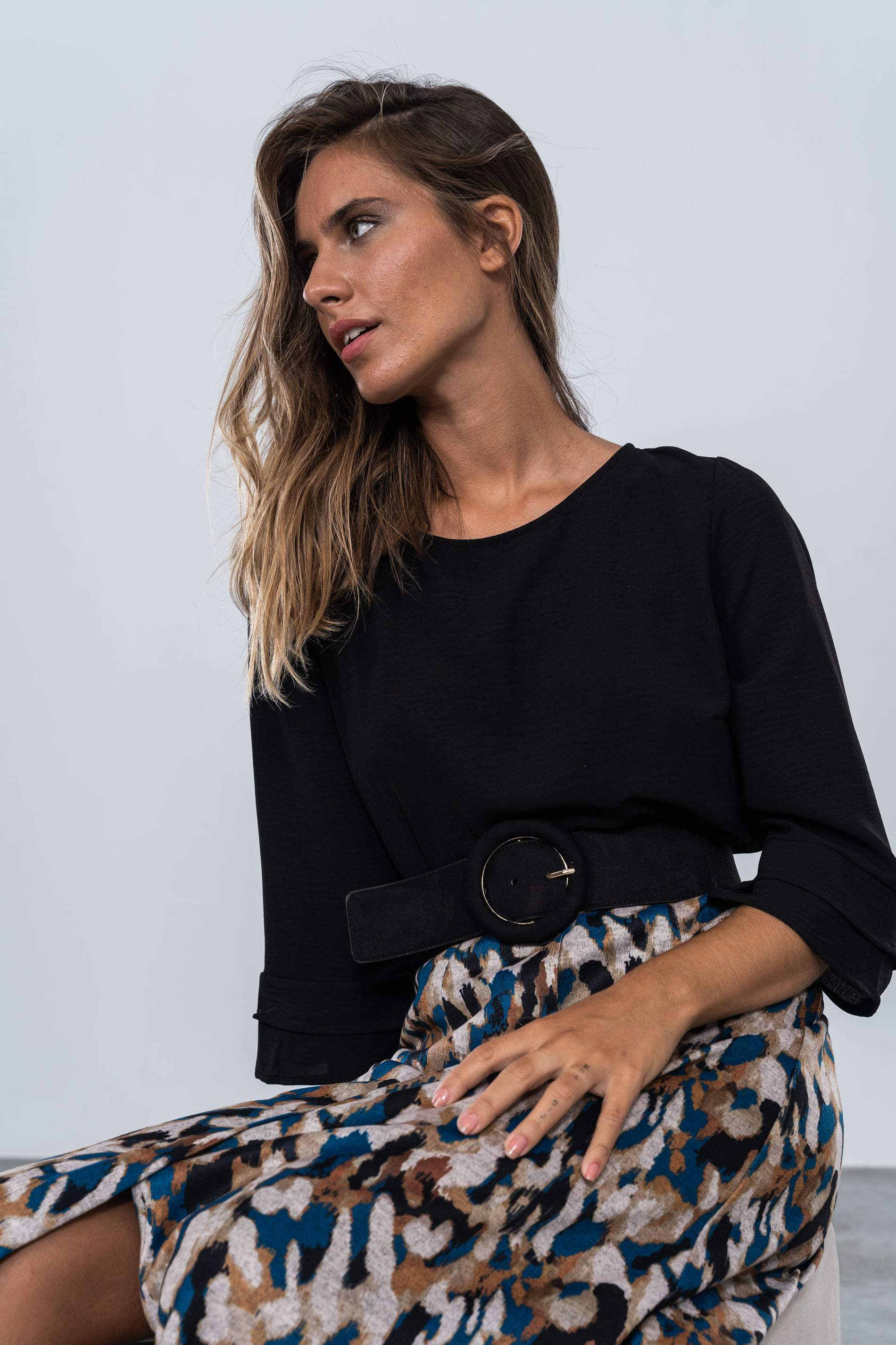 BLUSA VOLANTE BAJO MANGA FRANCESA NEGRO