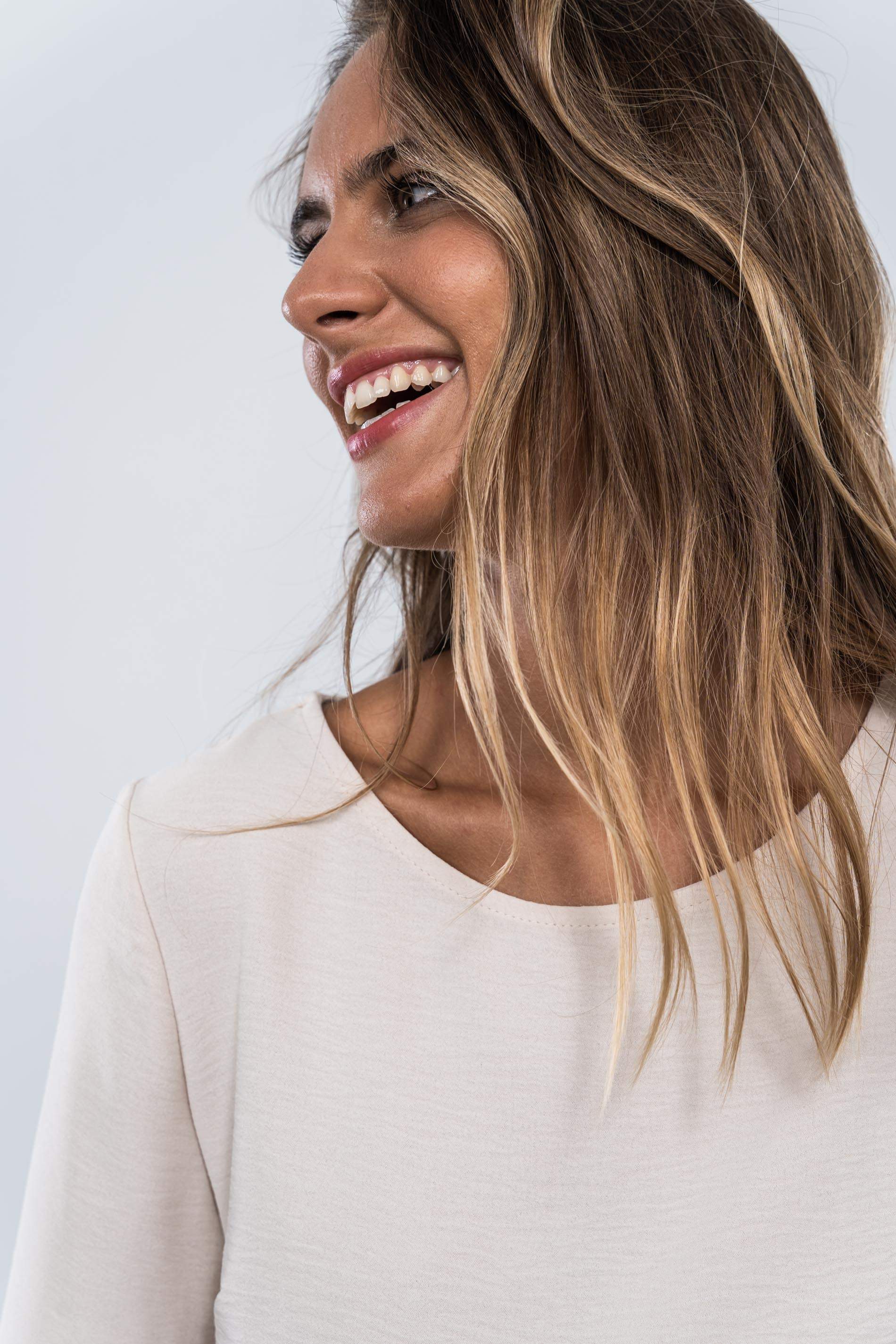 BLUSA VOLANTE BAJO MANGA FRANCESA