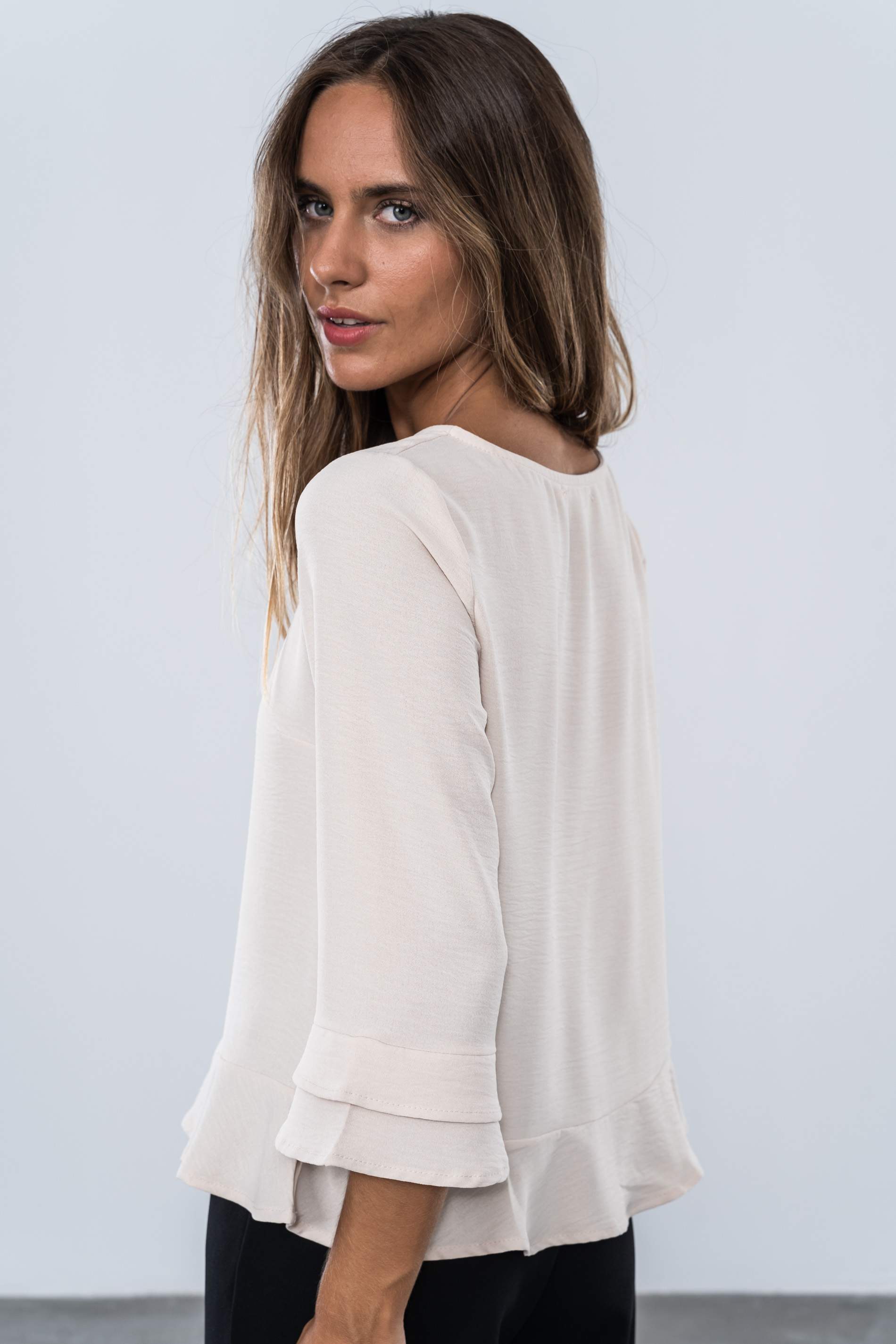BLUSA VOLANTE BAJO MANGA FRANCESA